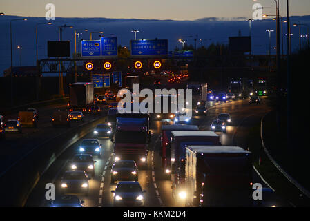 Stau durch reduzierte Geschwindigkeit begrenzen und Geschwindigkeit Kamera Warnzeichen und Geschwindigkeit auf der Autobahn M62 in der Dämmerung Leeds yorkshire United Kingdom Stockfoto