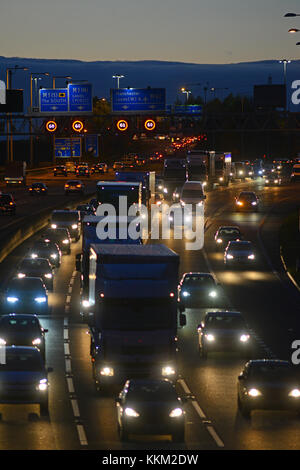 Stau durch reduzierte Geschwindigkeit begrenzen und Geschwindigkeit Kamera Warnzeichen und Geschwindigkeit auf der Autobahn M62 in der Dämmerung Leeds yorkshire United Kingdom Stockfoto