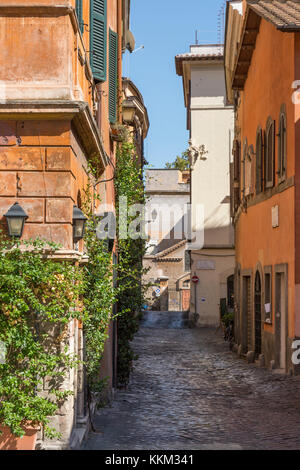 Mit Blick auf die Via dei genovesi gegenüber der Kirche von Santa Cecilia in Trastevere Viertel "Rione von Rom gepflasterten, Italien. Stockfoto