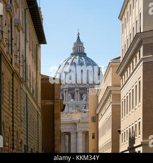 Blick auf die Kuppel von St. Peter Basilika, Vatikan, Rom, Latium, Italien, Europa aus einer Seitenstraße. Stockfoto