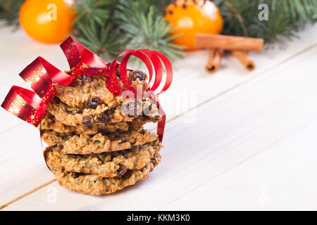 Haferflocken Cookies mit Band auf weißem Hintergrund Holz gebunden Stockfoto