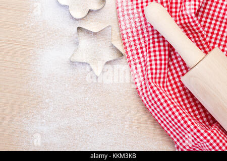 Backen Weihnachtsplätzchen - Rolling Pin, Ausstecher auf hölzernen Hintergrund Stockfoto