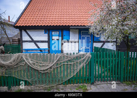 Alte traditionelle Fischerhütte in der kleinen Stadt Jastarnia auf der Halbinsel Hel, die die Bucht von Puck von der Ostsee in der Woiwodschaft Pommern trennt Stockfoto