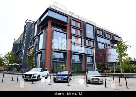 Neuwagen vor einem Gebäude des deutschen Autoherstellers Audi im Künstlerviertel 798 in Peking (China), 02. Oktober 2017. | Nutzung weltweit Stockfoto