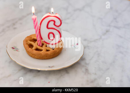 Geburtstag Kuchen mit 16 Kerzen auf Hintergrund Stockfoto