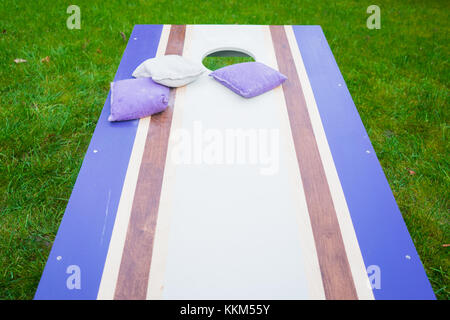 Cornhole Sitzsack werfen Holz spiel brett draußen auf Gras Stockfoto