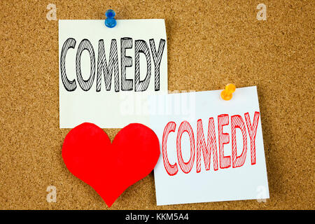 Konzeptionelle Handschrift Text Inspiration zeigt Comedy Konzept für Stand Up Comedy Mikrofon und Liebe auf Haftnotiz geschrieben, Erinnerungskork Stockfoto
