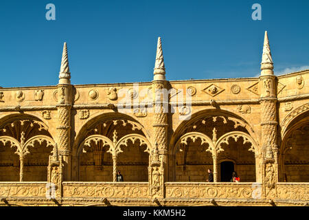 Ein Teil der Klostergebäude in Hieronymus-Kloster in Lissabon, Portugal, mit den charakteristischen detaillierte Schnitzereien der manuelinischen Architektur. Stockfoto