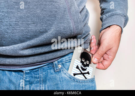 Mann mit infizierten Diskette auf Tasche. Konzeptionelle Bild mit Schädel und Knochen. Stockfoto