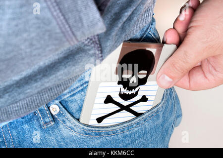 Mann mit infizierten Diskette auf Tasche. Konzeptionelle Bild mit Schädel und Knochen. Stockfoto