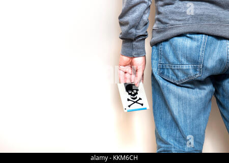 Mann mit infizierten Diskette auf Tasche. Konzeptionelle Bild mit Schädel und Knochen. Stockfoto