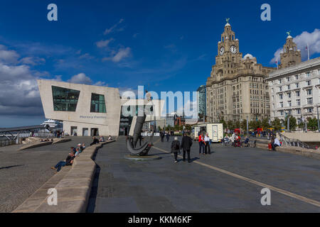 Royal Liver Building, Cunard Building, Mersey Fährterminal und Himmel & Erde und Freder Skulptur von Andy am Pier Head, Mersey Liverpool, Großbritannien Stockfoto