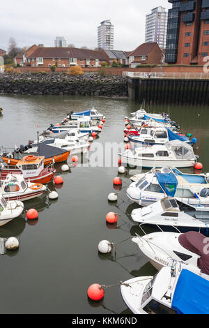 Boote in der Marina auf dem Fluss in Sunderland, Tyne & Wear tragen, Großbritannien Stockfoto