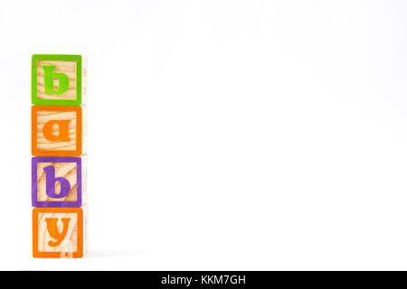 Holzwürfel mit Buchstaben mit "Baby" Wort auf weißem Hintergrund. Copyspace. Stockfoto