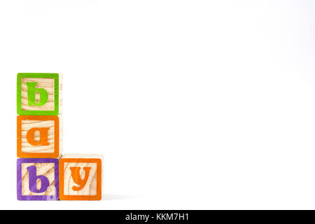 Holzwürfel mit Buchstaben mit "Baby" Wort auf weißem Hintergrund. Copyspace. Stockfoto