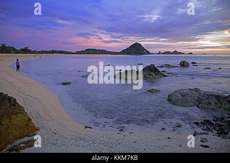 Touristen auf Kuta Strand bei Sonnenuntergang auf der Insel Lombok, Kleine Sunda Inseln, Indonesien Stockfoto