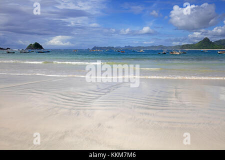 Outrigger Fischerboote und weißen Sandstrand von Pantai selong belanak auf der Insel Lombok, Kleine Sunda Inseln, Indonesien Stockfoto