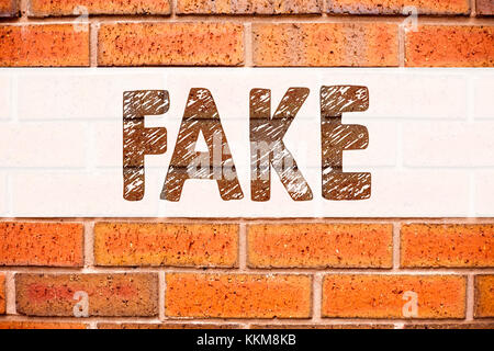 Konzeptionelle Ankündigung Text Inspiration zeigt Fake News. Geschäftskonzept für Fake News, geschrieben auf altem Backsteinhintergrund mit Platz Stockfoto