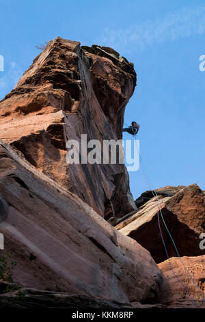 Kletterer an der pk-Kante auf der hochsteinnadel, Dahner Felsenland, Pfälzer Wald, Rheinland - Pfalz, Deutschland, Stockfoto