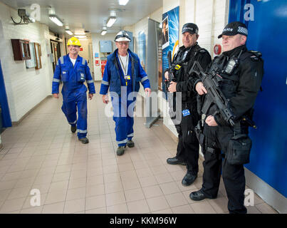 Bewaffnete Polizisten in Hunterston B Kernkraftwerk, West Kilbride, North Ayrshire, Schottland Stockfoto