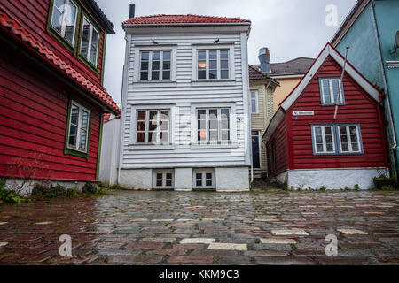 Bergen, Norwegen - Oktober 2017: Traditionelle rote und weiße Häuser im alten Teil der Stadt Bergen, Norwegen Stockfoto