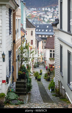 Bergen, Norwegen - Oktober 2017 : schmale gepflasterte Gassen zwischen traditionellen alten bunten Häusern in der Altstadt von Bergen, Norwegen Stockfoto