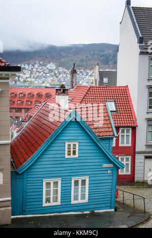 Bergen, Norwegen - Oktober 2017: traditionellen kleinen blauen Holzhaus in der Altstadt von Bergen in Norwegen Stockfoto