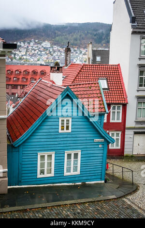 Bergen, Norwegen - Oktober 2017: traditionellen kleinen blauen Holzhaus in der Altstadt von Bergen in Norwegen Stockfoto