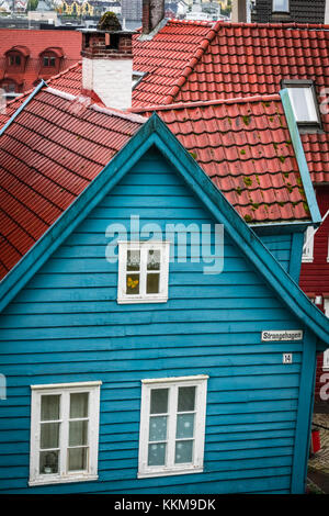 Bergen, Norwegen - Oktober 2017: traditionellen kleinen blauen Holzhaus in der Altstadt von Bergen in Norwegen Stockfoto