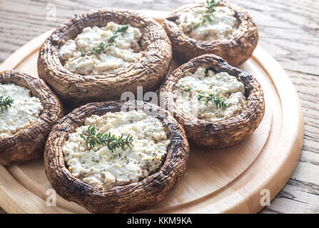 Gebackene Champignons gefüllt mit Feta Stockfoto