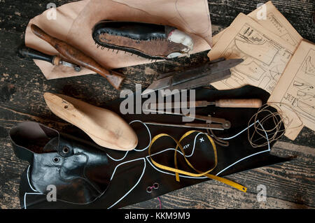 Workshop in der Schuhmacher, Zubehör handgefertigte Schuhe zu machen, still life Stockfoto