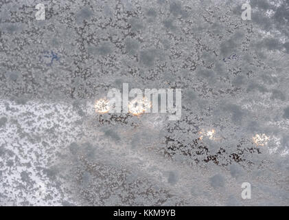 Scheinwerfer von zwei Autos auf die Straße hinunter in verminderter Sicht durch eine verschneite Fenster während eines Schneesturms in Helsinki, Finnland am 23. November 2. Stockfoto