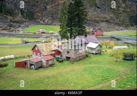 Bergen, Norwegen - Oktober 2017: Traditionelle Holzhäuser in einem flam Dorf in einem wunderschönen Tal, Norwegen Stockfoto