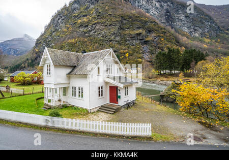 Bergen, Norwegen - Oktober 2017: traditionellen gemütlichen weißen Holzhaus in einem flam Dorf in einem wunderschönen Tal, Norwegen Stockfoto