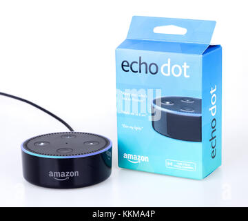 Amazon Echo dot ein sprachgesteuertes Gerät mit Freisprechfunktion, das mit dem Alexa Voice Service verbunden ist Stockfoto