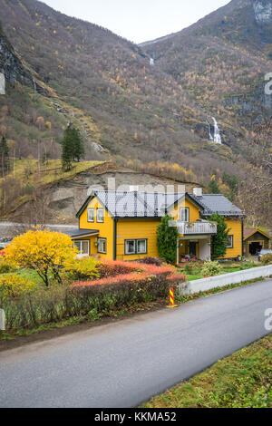 Bergen, Norwegen - Oktober 2017: traditionellen gemütlichen gelb Holzhaus in einem flam Dorf in einem wunderschönen Tal, Norwegen Stockfoto