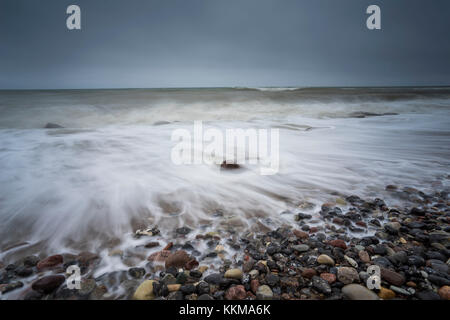 Die Ostsee, stürmisch, Meer, Küste, Strand, Steine im Wasser Stockfoto