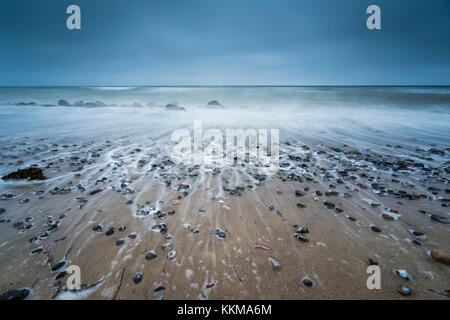 Die Ostsee, stürmisch, Meer, Küste, Strand, Steine im Wasser Stockfoto