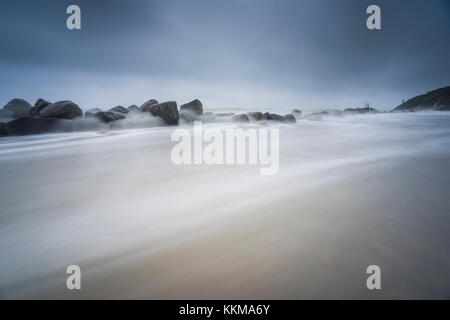 Die Ostsee, stürmisch, Meer, Küste, Strand, Steine im Wasser Stockfoto