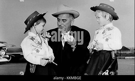 Dieses Bild aus dem Jahr 1960 zeigt Senator Lyndon Johnson mit Kindern in Allentown, Pennsylvania. Johnson, der unter John F. Kennedy Vizepräsident werden sollte, wird während seines politischen Wahlkampfes gesehen, wie er mit der Gemeinde interagiert. Stockfoto