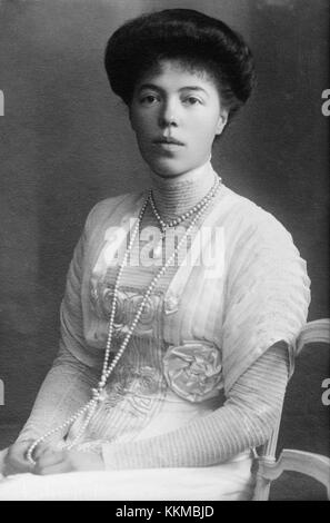 Ein Porträt der Großherzogin Olga Alexandrowna von Russland, Tochter des Kaisers Alexander III. Das Bild zeigt ihre königliche Kleidung und formale Pose, die den russischen Adel im frühen 20. Jahrhundert repräsentieren. Stockfoto
