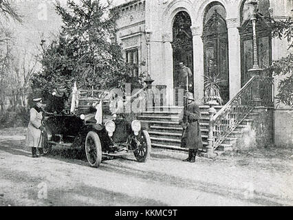 Dieses historische Foto fängt die Ankunft des russischen Generals Kelcevski in Focsani während der Waffenstillstandszeit des Ersten Weltkriegs ein. Es ist Teil eines Albums, das wichtige Momente aus dieser Zeit dokumentiert. Stockfoto