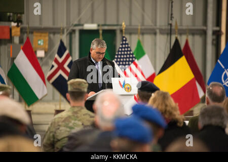 Steven Vandeput, belgischer Minister für Verteidigung, spricht mit dem Publikum während des Ribbon Cutting der Armee vor - positioniert (APS) 2 Ort, in Genk, Belgien, November 21, 2017. APS-Seiten sind wichtige Komponenten der gesamten Armee bereit, wie sie Platz für das US-Militär Ausrüstung zu lagern und innerhalb von Tagen anstatt Monaten kämpfen. (U.S. Armee Foto von visuellen Informationen Spezialist Pierre-Etienne Courtejoie) Stockfoto