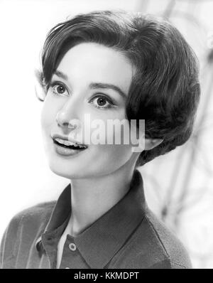 Dieses legendäre Bild von Audrey Hepburn, aufgenommen 1959, fängt die Eleganz und zeitlose Schönheit der legendären Schauspielerin ein. Hepburn ist bekannt für ihre Rollen in klassischen Filmen wie „Breakfast at Tiffany’s“ und bleibt ein dauerhaftes Symbol für Anmut und Stil. Stockfoto