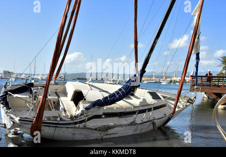 Die 32-Fuß-Segelboot Dragon Fly auf Nov. 22, 2017 geborgen, nachdem es in Ponce, Puerto Rico lief. Die Maria Emergency Support Funktion 10 Puerto Rico Unified Befehl, der aus der Abteilung der natürlichen und ökologischen Ressourcen ist, der U.S. Coast Guard, in Verbindung mit dem Puerto Rico Environmental Quality Control Board, Umweltschutz und der USA und Fish & Wildlife Service, arbeitet, Schiffe, die beschädigt wurden und durch den Hurrikan Maria vertriebenen zu entfernen. U.S. Coast Guard Foto von Petty Officer 2. Klasse Ali Flockerzi. Stockfoto