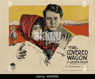 Eine Vintage-Lobbykarte für den Stummfilm *Covered Wagon* aus dem Jahr 1923, der eine dramatische Szene aus dem amerikanischen Westen zeigt, in der Pioniere in einem überdachten Wagen die Grenze steuern. Stockfoto
