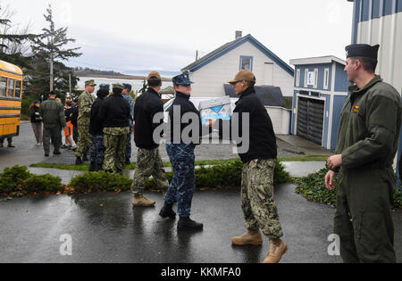 OAK HARBOR, Washington. (21. November 2017) Seeleute, die auf der Naval Air Station Whidbey Island stationiert sind, laden im North Whidbey Help House auf Whidbey Island im Rahmen der UN-Stuff The Bus Charity-Veranstaltung Lebensmittel aus lokalen Schulbussen von Whidbey Island ab. Die Veranstaltung bot Seeleuten die Möglichkeit, die lokale Gemeinschaft durch "entstopfte" Busse zu unterstützen, die lokale Schulen voll mit Nahrung für das North Whidbey Help House füllten, um sie an Familien zu geben, die für Thanksgiving benötigt werden. (USA Navy Foto von Mass Communication Specialist 2nd Class Scott Wood/veröffentlicht) Stockfoto