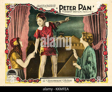Diese Foyerkarte zeigt ein Werbebild aus dem Disney-Zeichentrickfilm *Peter Pan* aus dem Jahr 1953. Die berühmte Szene zeigt die Hauptfiguren wie Peter Pan, Wendy und Captain Hook. Der Film ist eine klassische Adaption von J.M. Barries Geschichte über den Jungen, der nie erwachsen wird, und beleuchtet Themen wie Abenteuer und Kindheitserziehung. Stockfoto