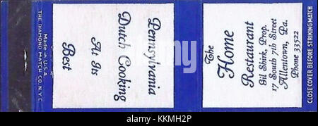 Ein Matchcover von 1941 Advertising Home Restaurant in Allentown, Pennsylvania. Der Artikel spiegelt den Vintage-Werbestil wider und bietet einen Einblick in die lokale Kultur und Geschichte dieser Zeit und zeigt die Geschäfte von Allentownâ während des frühen 20. Jahrhunderts. Stockfoto