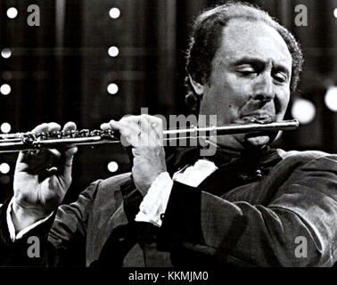 Rampal war eine prominente Figur in der klassischen Musik, bekannt für seine Beherrschung der Flöte. Seine Werbematerialien betonten oft sein Können und seine bedeutenden Beiträge zur Musik, sowohl in der Aufführung als auch in der Ausbildung. Stockfoto